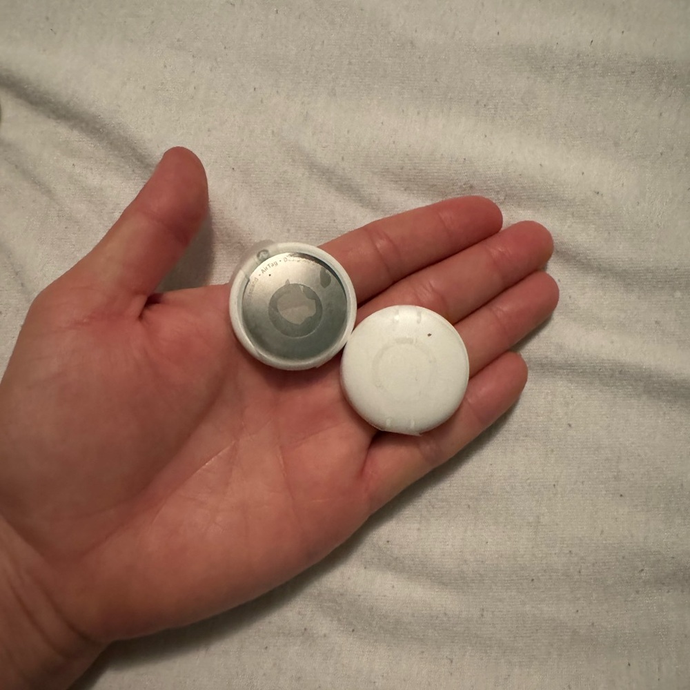 2 new AirTag apple